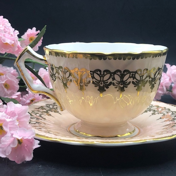 Aynsley Reg. No. 765788 Pale Peachy-Pink, Crocus Style, Large Pink Rose - Picture 3 of 10